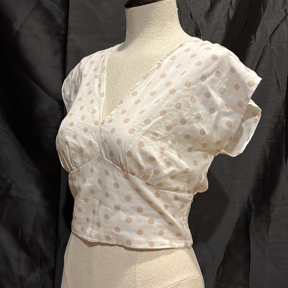 White top with tan polkadots - Picture 4 of 5